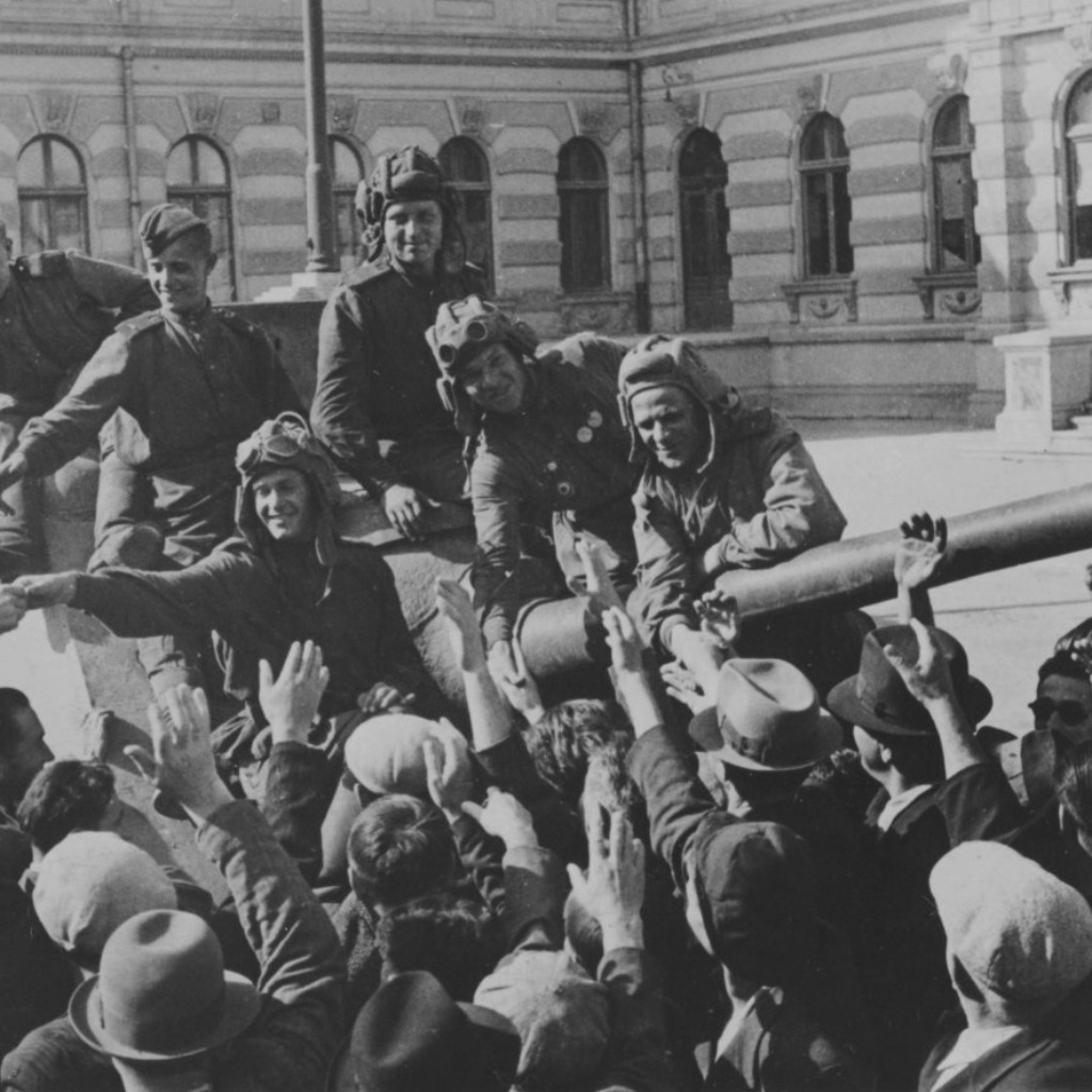 Обложка: Весна и мир
